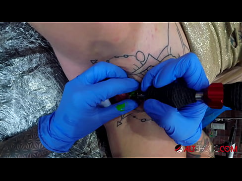 ❤️ Extreem getatoeëerde hottie Sully Savage kreeg een tatoeage op haar clitoris ️❌ Homemade porno at us nl.pinkporno.ru ﹏